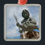 Statue König-Neptun Virginia Beach Ornament Aus Metall<br><div class="desc">Die große allgemeine Statue von König Neptun,  der alle zu Virginia Beach in Virginia USA begrüßt. Fertigen Sie dieses große Produkt mit Ihrem eigenen Text,  Monogramm,  Logo oder persönlichen Mitteilung besonders an! (klicken Sie die Orange "besonders anfertigen sie!" an knöpfen Sie oben)</div>
