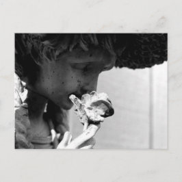 STATUE MIT EINER ROSE POSTKARTE