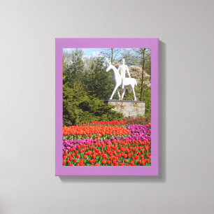 Statue und Tulpen Leinwanddruck
