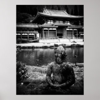Statue vor dem buddhistischen Tempel, Oahu B&W Poster