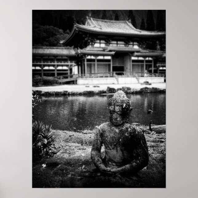 Statue vor dem buddhistischen Tempel, Oahu B&W Poster (Vorne)
