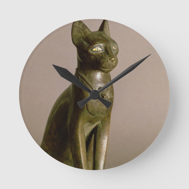 Statuette einer Katze, die die Göttin Bastet darst Runde Wanduhr (Vorderseite)