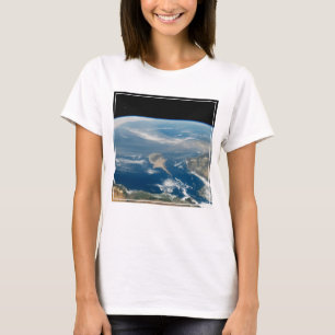 Staub über dem Mittelmeer und der Insel Zypern T-Shirt