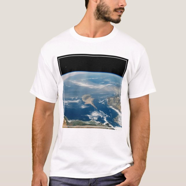 Staub über dem Mittelmeer und der Insel Zypern T-Shirt (Vorderseite)