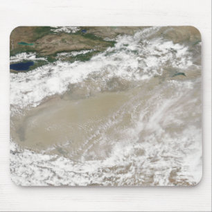 Staub und Wolken schweben über dem Taklimakan Des Mousepad