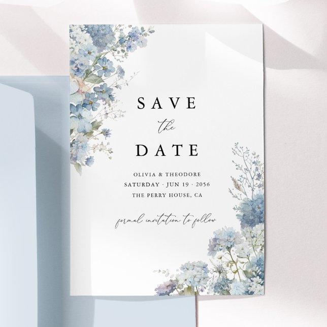 Staubblau Aquarell Blumen Elegant Save The Date (Dusty blue watercolor floral wedding save the date card, elegant minimal typography, flat lay)