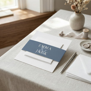 Staubblau minimalistisches serif Monogramm Hochzei Einladungsbanderole