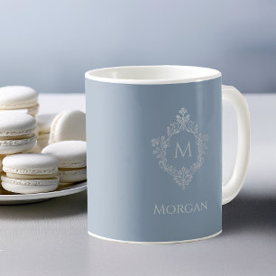 Staubblau-Monogramm-Name Eleganter Vintage-Wappen Kaffeetasse