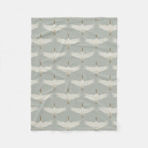 Staubblau neutrale Vögel Kraniche Art Deco Muster Fleecedecke