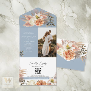 Staubblau-pfirsichfarbene Blumen Hochzeit QR Code All In One Einladung