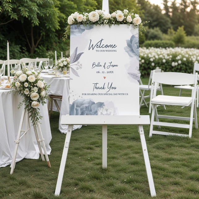 Staubblau Romantisches Florales Hochzeitswillkomme Poster (Dusty Blue Romantic Floral Wedding Welcome Sign | Elegant Wedding Entrance Poster )
