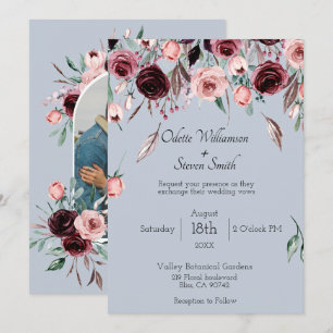 Staubblau und Burgunder Florale Foto Arch Hochzeit Einladung