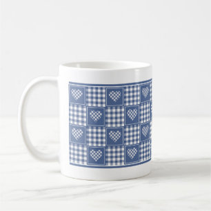 Staubblau-weiße Buffalo-Karo-Patchwork-Herzen Kaffeetasse