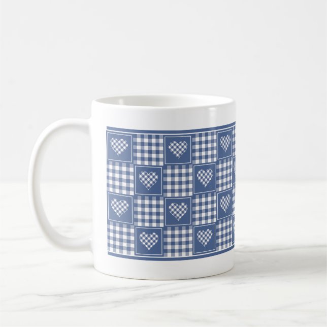 Staubblau-weiße Buffalo-Karo-Patchwork-Herzen Kaffeetasse (Links)