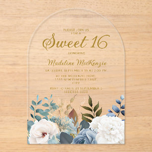 Staubblau Weiße Florale Bogen Sweet 16 Acryleinladungen