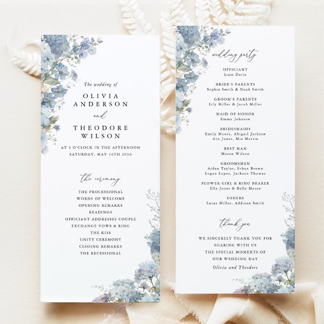 Staubblaue Aquarell-Blumen-Hochzeitszeremonie Programm (Dusty blue watercolor floral wedding ceremony program, elegant classic day-of stationery flat lay)
