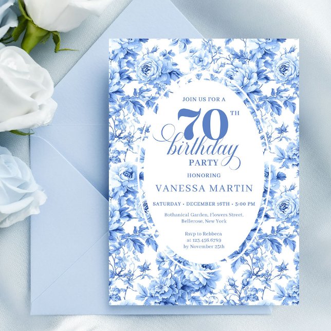 Staubblaue Blumen 70. Geburtstagseinladung Einladung (Dusty Blue Floral 70th Birthday Invitation)