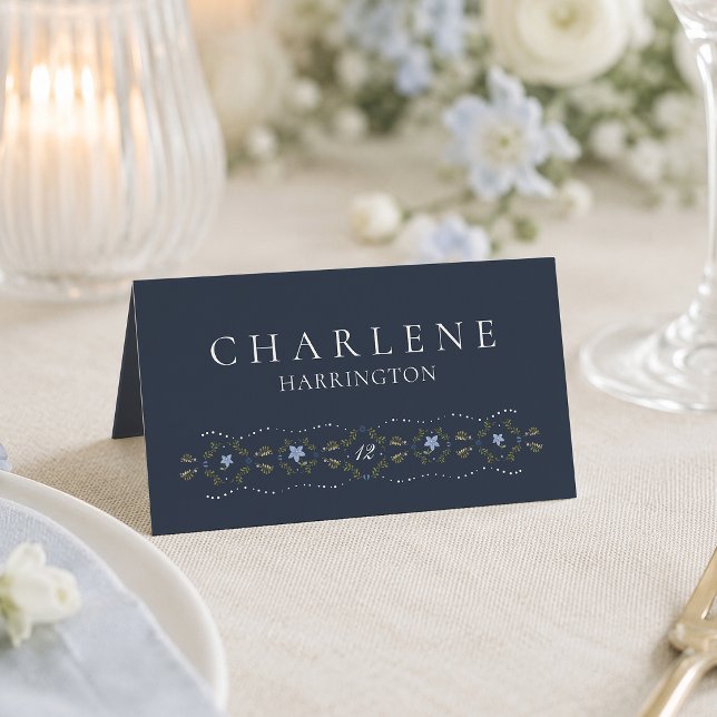 Staubblaue Blumen-Hochzeitsplatzkarte (Von Creator hochgeladen)