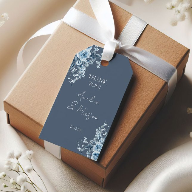 Staubblaue Blumen-Hochzeitsskript Geschenkanhänger (Dusty Blue Floral Script Wedding Gift Tags)