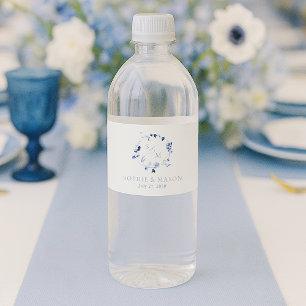 Staubblaue Blumen-Monogramm-Hochzeit Wasserflaschenetikett