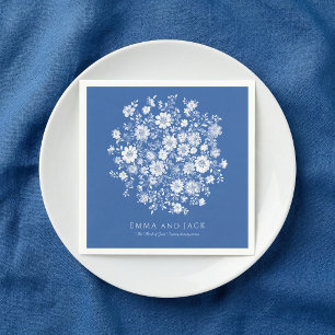 Staubblaue Blumengebinde-Hochzeitsnamen und -datum Serviette