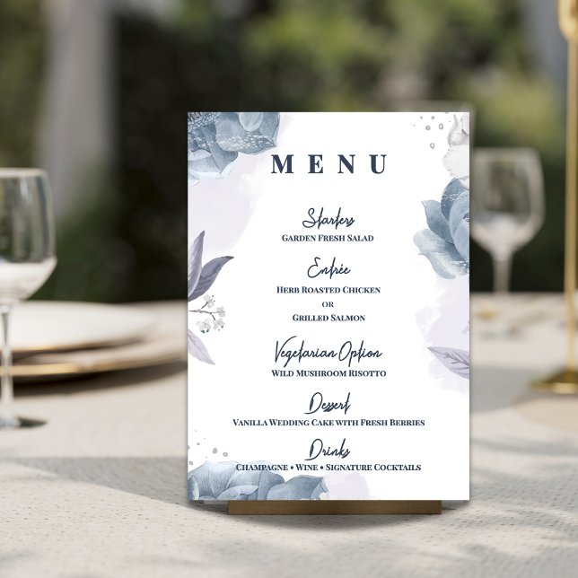 Staubblaue Blumenhochzeitsempfangs-Dinner Menükarte (Dusty Blue Floral Wedding Menu | Romantic Reception Menu Card)