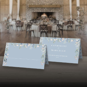 Staubblaue Blumenkaskaden-Hochzeit Platzkarte