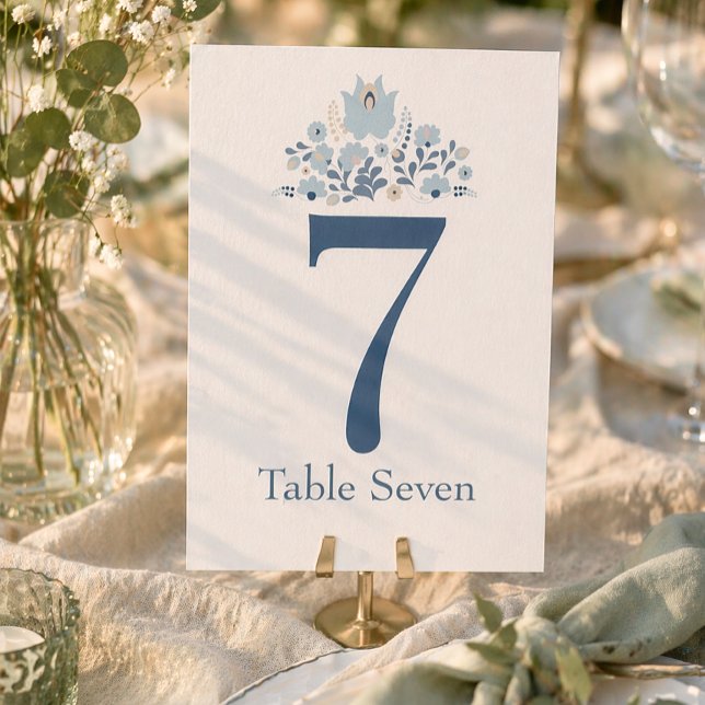 Staubblaue Blumige Individuelle Tischnummer (Dusty blue wedding table number card, elegant floral design, rustic garden wedding decor)