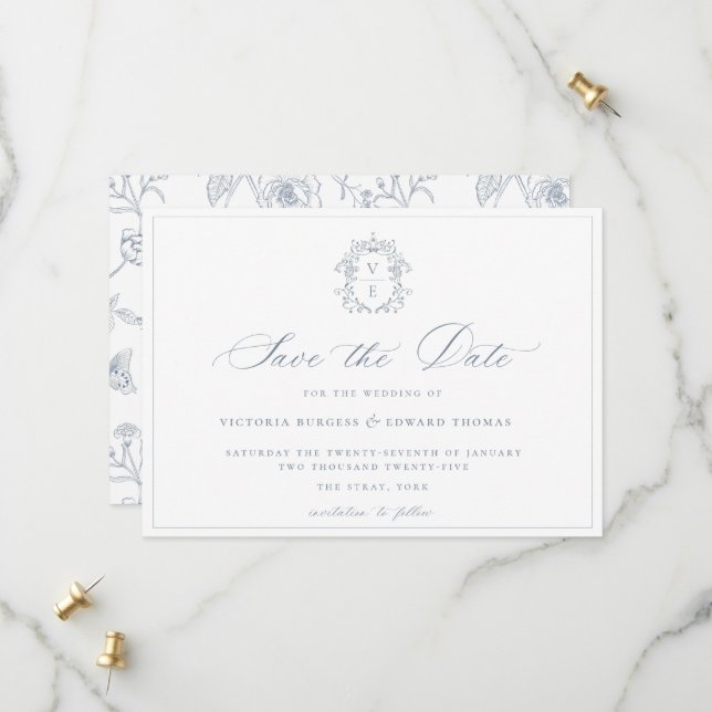 Staubblaue Crest-Monogramm-Hochzeit Save The Date (Vorderseite/Rückseite Beispiel)