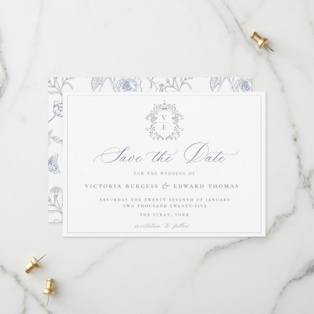 Staubblaue Crest-Monogramm-Hochzeits-QR-Code Save The Date (Vorderseite/Rückseite Beispiel)