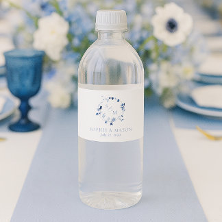 Staubblaue Florale Monogramm-Hochzeit Wasserflaschenetikett