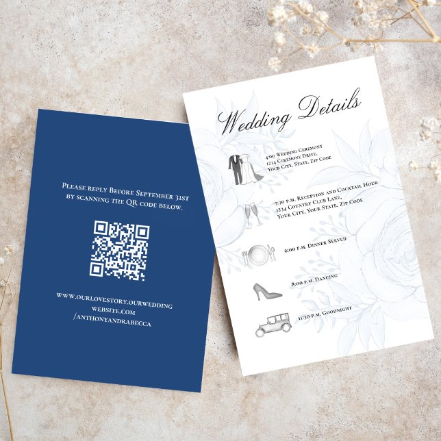 Staubblaue Hochzeitsdetails QR-Code-Einlage Begleitkarte (Elegant dusty blue floral wedding details card with script typography and timeline icons.)