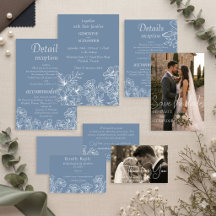 Staubblaue Hochzeitseinladung mit Lilien
