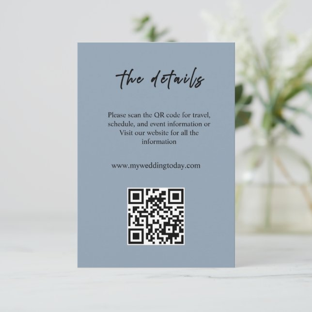 Staubblaue Hochzeitseinlagekarte mit QR-Code Begleitkarte (Stehend Vorderseite)