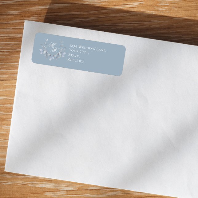 Staubblaue Hochzeitsmonogramm-Blumenskript (Dusty blue floral monogram return address label on envelope, soft romantic wedding style)