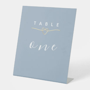 Staubblaue Hochzeitstisch-Nummer Sockelschild