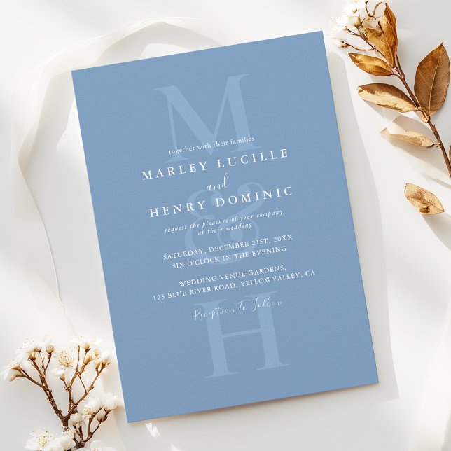 Staubblaue moderne Monogramm-Overlay-Hochzeit Einladung (Von Creator hochgeladen)