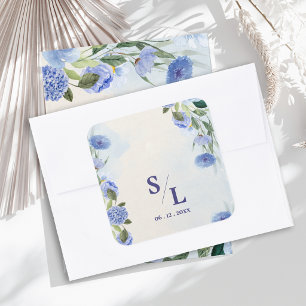 Staubblaue Monogramm-Initialen Hochzeitseinladungs Quadratischer Aufkleber