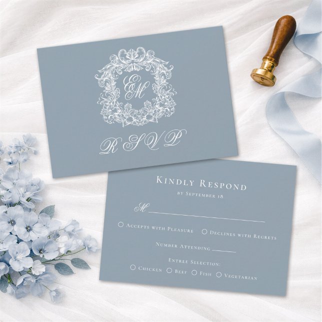 Staubblaue Monogramm-Krone Elegante Hochzeit RSVP Karte (Von Creator hochgeladen)