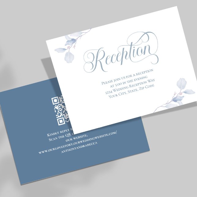 Staubblauer Blumenhochzeitsempfang QR-Code Begleitkarte (Elegant dusty blue floral reception card with QR code RSVP and romantic calligraphy script.)