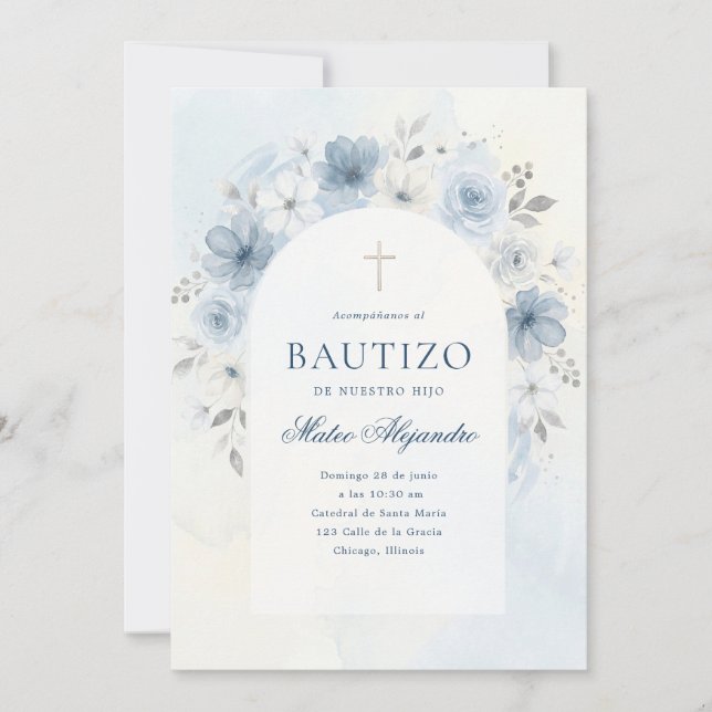 Staubblauer Wasserfarben-Blumenbogen Junge Bautizo Einladung (Vorderseite)