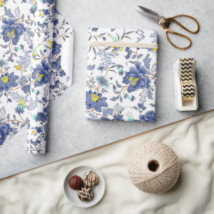 staubblaues Blumenmuster Geschenkpapier