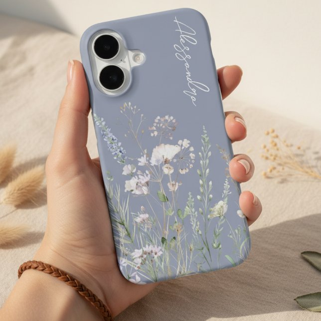 Staubblaues Boho-Wasserfarben-Wildblumen iPhone 16 Hülle (Von Creator hochgeladen)
