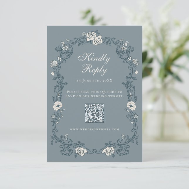 Staubblaues Vintage-Blumen-QR-Code RSVP Karte (Stehend Vorderseite)