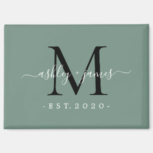 Staubgrün modernes Schriftmonogramm Namen Jahr Magnet