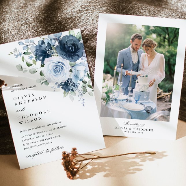 Staubig blaue Marine Blumen Elegante Foto Rückseit Einladung (Dusty blue navy floral photo back wedding invitation card with elegant picture layout in warm light)