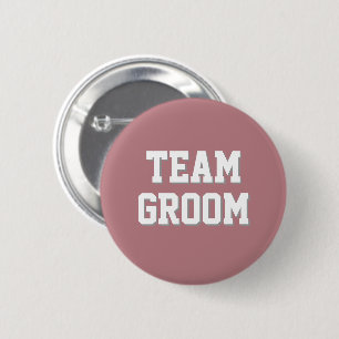 Staubige Rosen-Athletik-Lettern Team Bräutigam Button