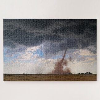 Staubiger Tornado und dunkle Wolke in den Ebenen v Puzzle