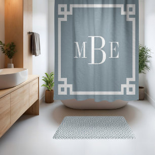Staubiges Blau und Weiß Greek Key Monogramm Duschvorhang