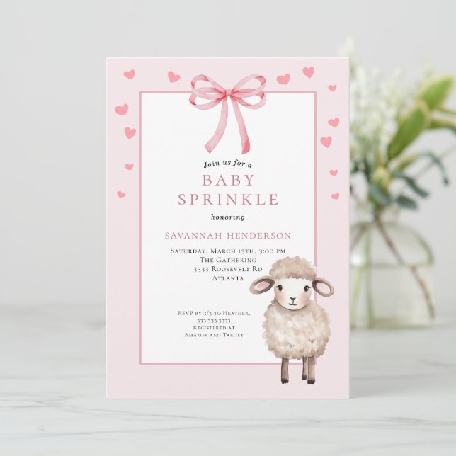 Staubrosa Babysprinkle mit Schleife und süßem Lamm Einladung (Stehend Vorderseite)